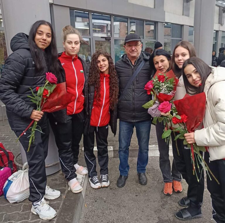 С шампанско и сълзи от радост В. Търново посрещна шампионките