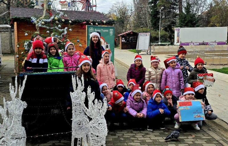 Дядо Коледа радва децата на Велико Търново с приказен автобус