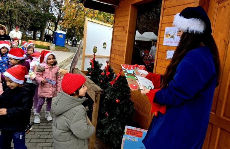 Дядо Коледа радва децата на Велико Търново с приказен автобус