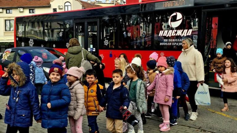 Дядо Коледа радва децата на Велико Търново с приказен автобус