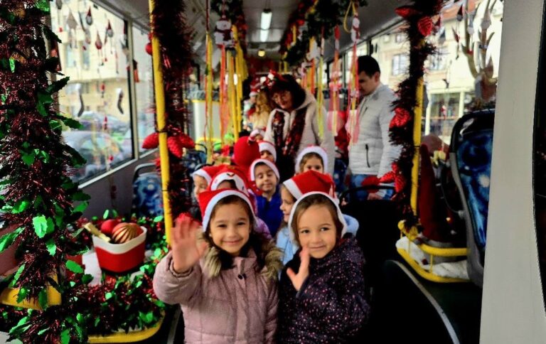Дядо Коледа радва децата на Велико Търново с приказен автобус