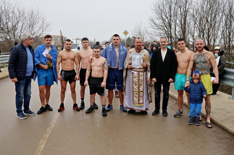 За Богоявленския кръст в река Джулюнска скочиха седем смелчаци