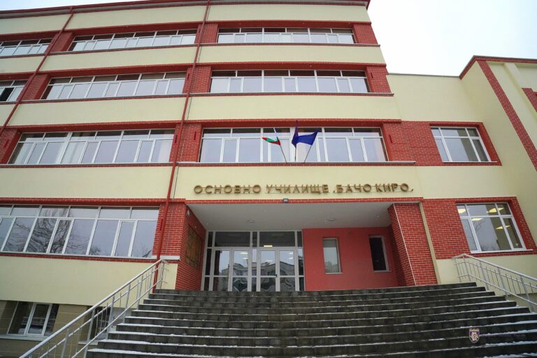 Кметът Даниел Панов и министър Красимир Вълчев разгледаха ОУ „Бачо Киро“, проектът за модернизация навлиза във финален етап