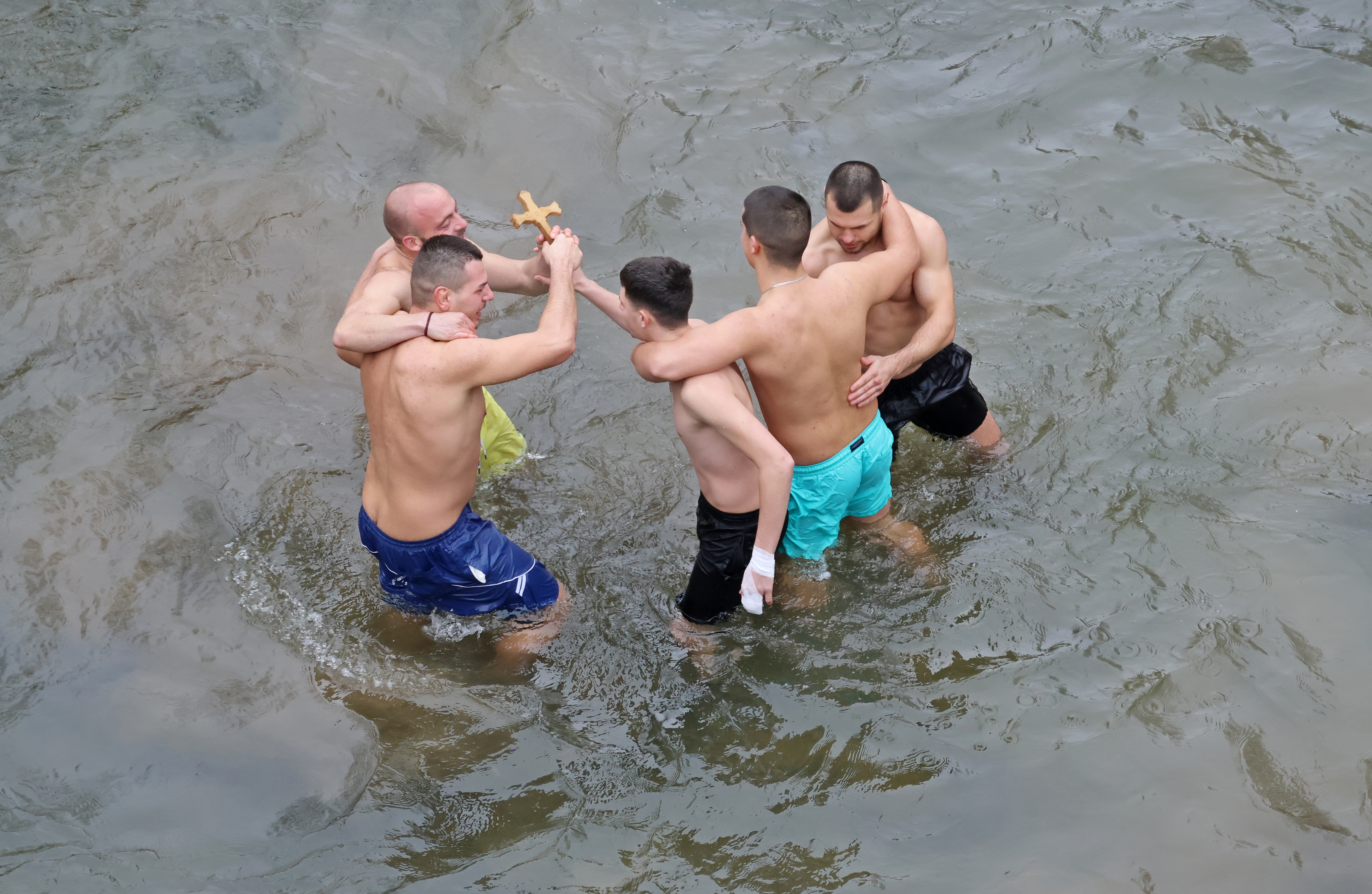 За Богоявленския кръст в река Джулюнска скочиха седем смелчаци