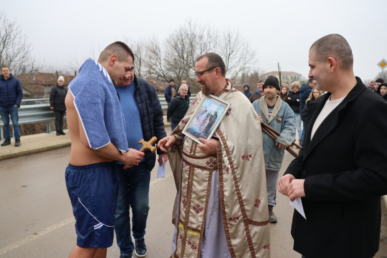 За Богоявленския кръст в река Джулюнска скочиха седем смелчаци