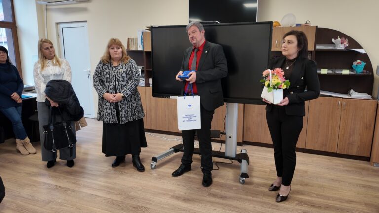 Общество | Евгения Илиева получи плакет „Директор на годината“ от Синдикат „Образование“ към КТ „Подкрепа“
