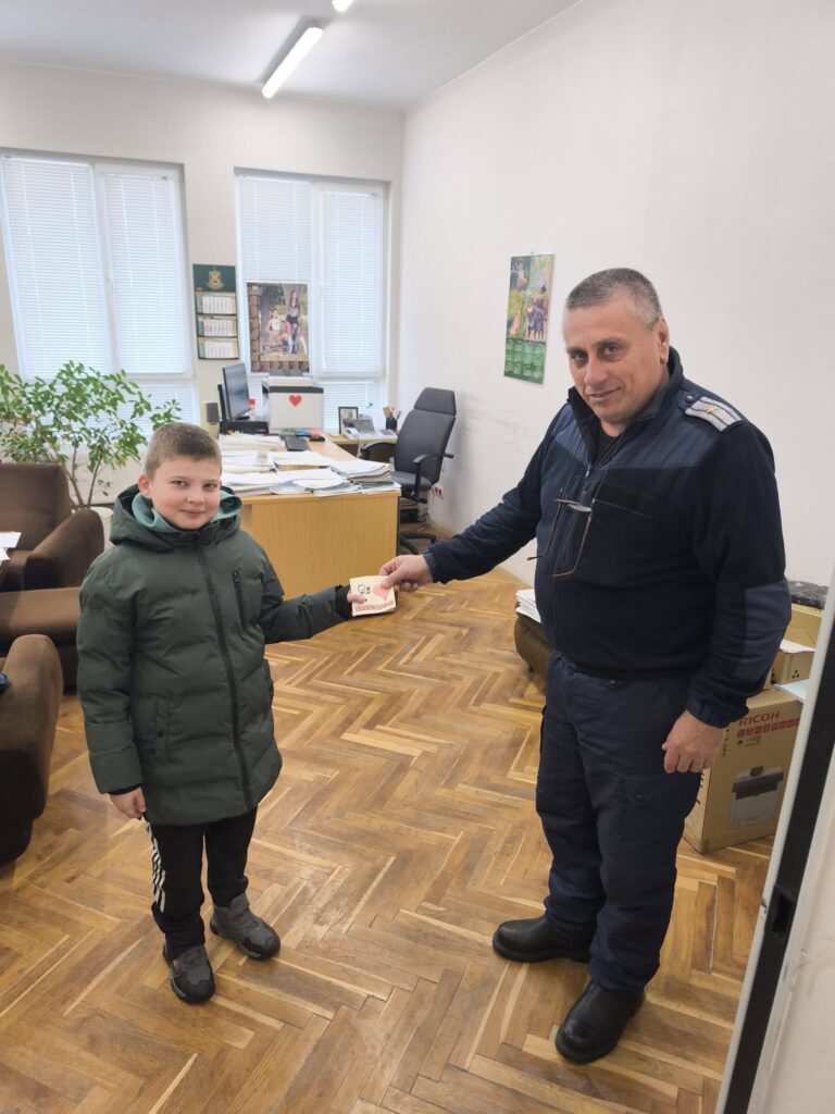 Общество | Еленски ученици показаха,  че добрите думи стоплят