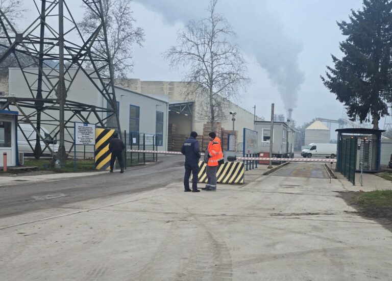 Горещи новини | Защо още пушат комините на “Кроношпан”