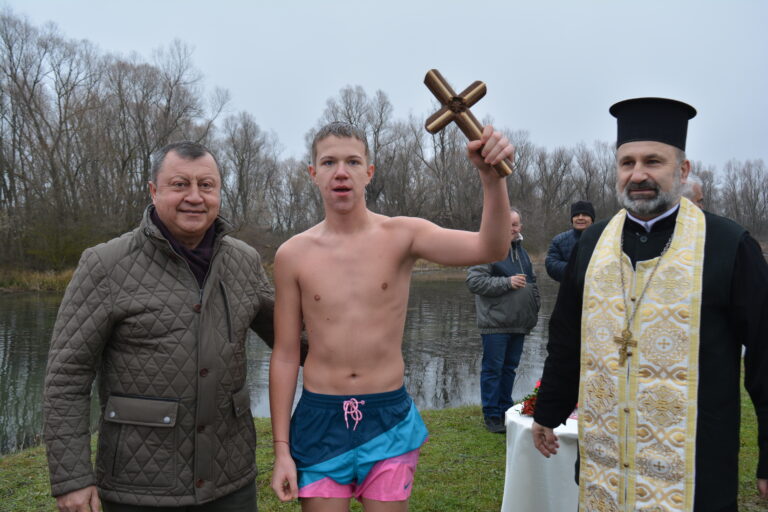 Общество | Ученик извади Богоявленския кръст в община Павликени