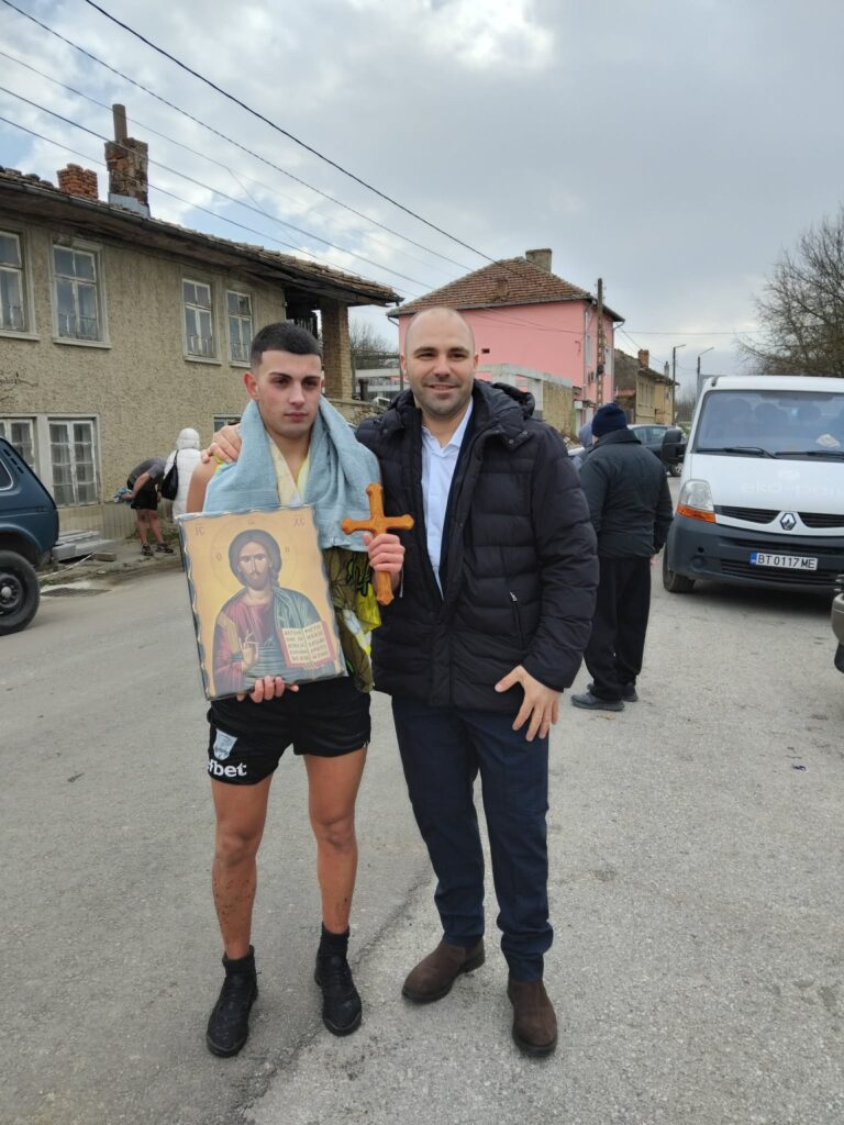 Общество | Именик спаси кръста в Дебелец