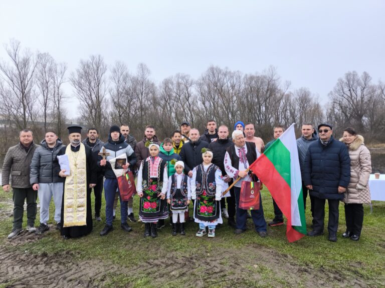 Ученик извади Богоявленския кръст в община Павликени