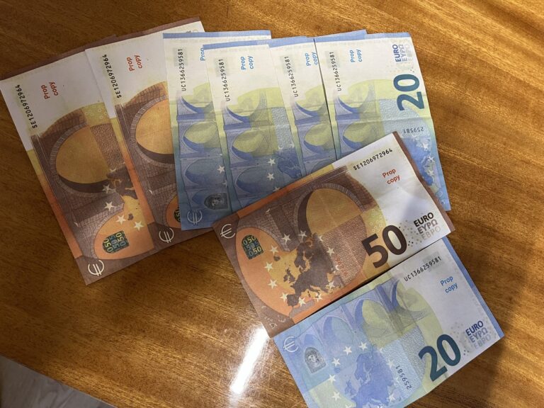 Горещи новини | Младежи пазаруваха с реквизитни евро банкноти