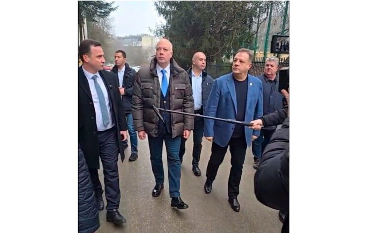 Премиерът Росен Желязков във В. Търново за “Кроношпан”: “Гражданите имат правото да дишат чист въздух”