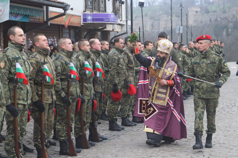 Курсант от НВУ извади кръста от Янтра, дариха го със 100 евро