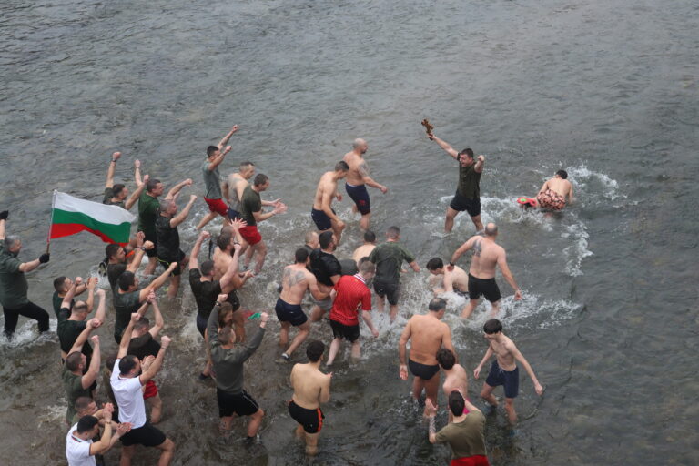 Горещи новини | Курсант от НВУ извади кръста от Янтра, дариха го със 100 евро