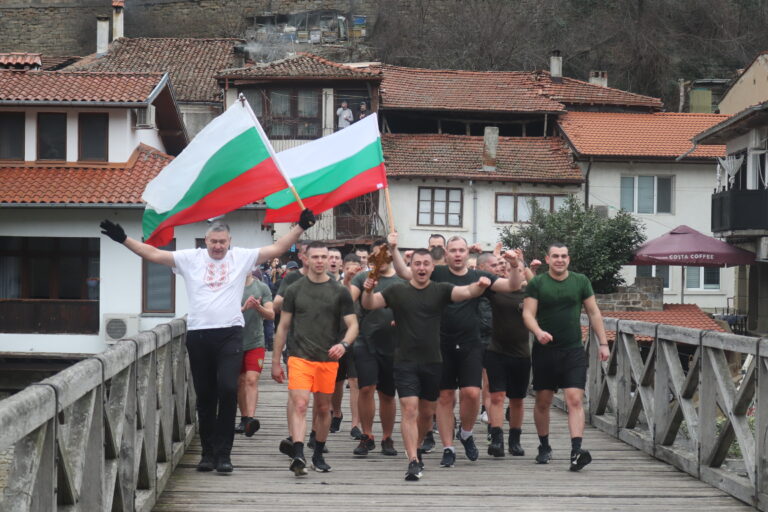 Курсант от НВУ извади кръста от Янтра, дариха го със 100 евро