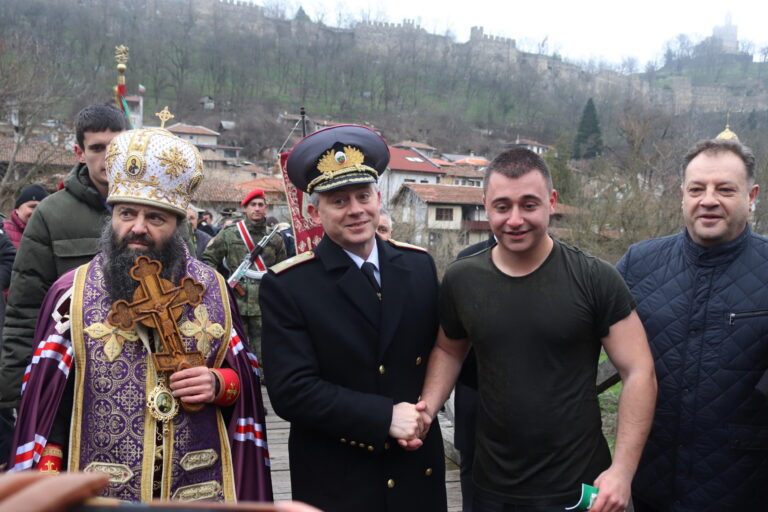 Курсант от НВУ извади кръста от Янтра, дариха го със 100 евро