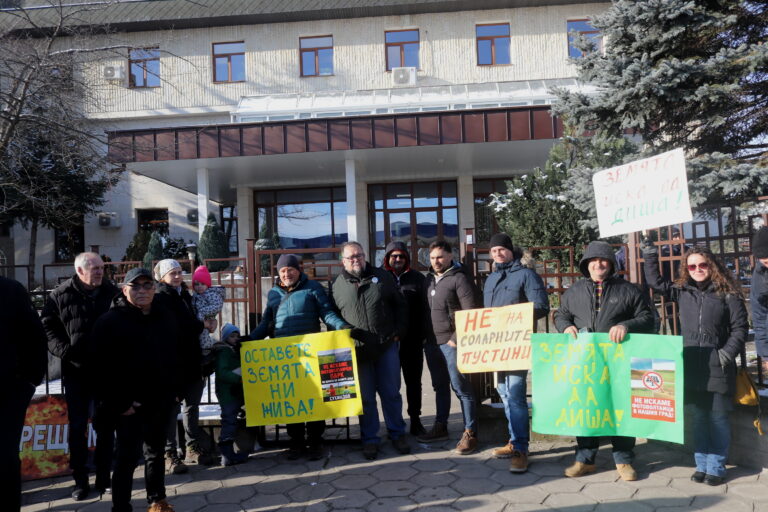 Горещи новини | Протест пред РИОСВ срещу фотоволтаици