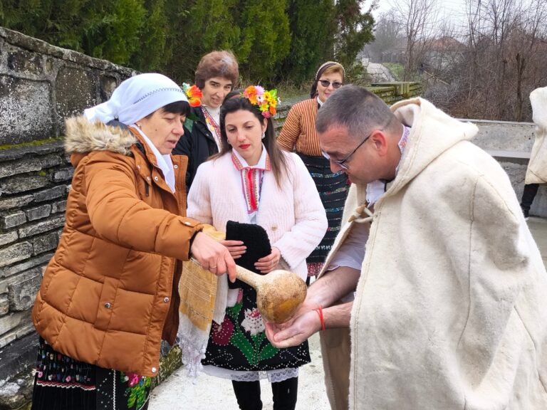 Общество | Обичая „Иванови влачуги“ пресъздадоха в Караисен