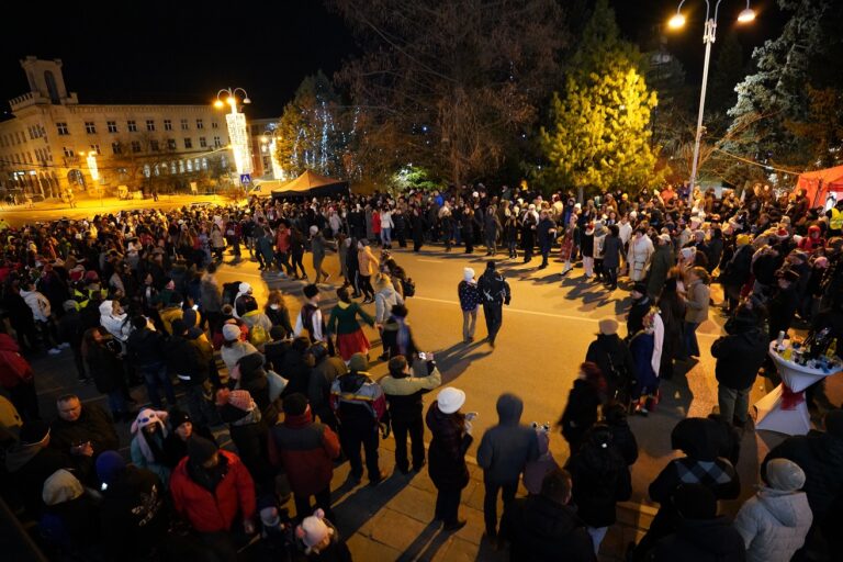 Хиляди посрещнаха Нова година на площада във Велико Търново