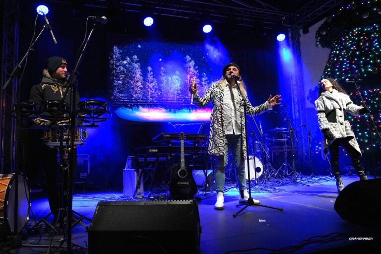 Хиляди посрещнаха Нова година на площада във Велико Търново