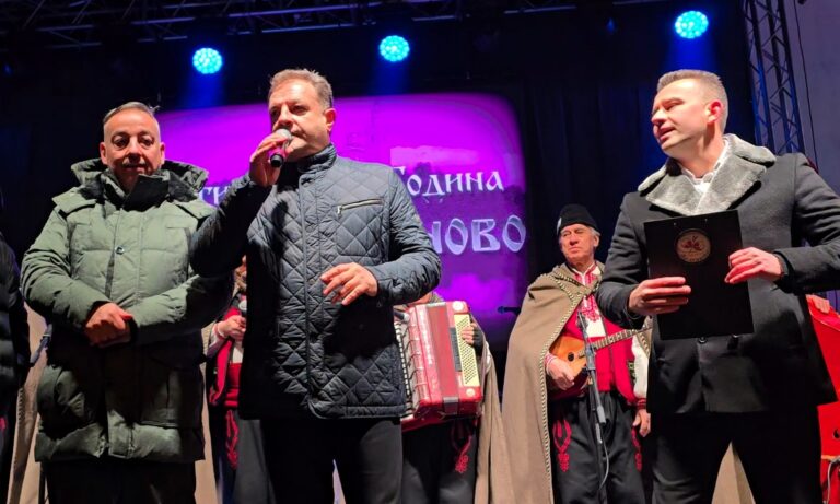 Хиляди посрещнаха Нова година на площада във Велико Търново