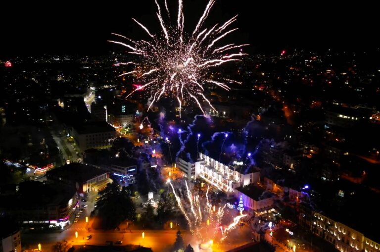 Горещи новини | Хиляди посрещнаха Нова година на площада във Велико Търново