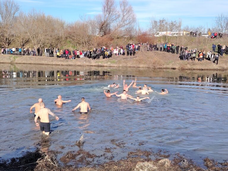 На Йордановден смелчаци ще се борят за Светия кръст в Първомайци и Поликраище