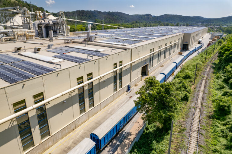 Общество | Докладът на МЗ: Не е установено превишение на нормите за замърсяване от „Кроношпан“ във Велико Търново 